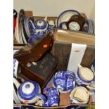 A QUANTITY OF BLUE AND WHITE WILLOW PATTERN TEA/DINNER WARES, etc to include Washington Old Willow