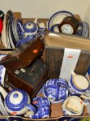 A QUANTITY OF BLUE AND WHITE WILLOW PATTERN TEA/DINNER WARES, etc to include Washington Old Willow