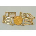 A 9CT GOLD SOVEREIGN GATE BRACELET, centrally set with a 1899 Victoria sovereign, length 1955,