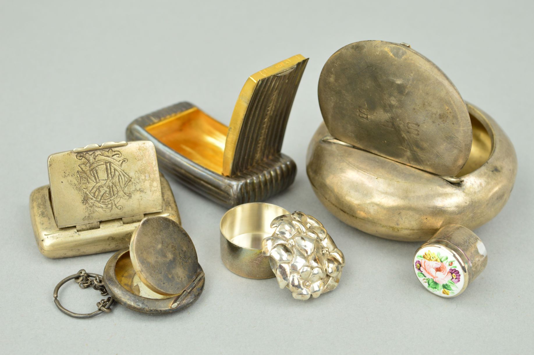 A SELECTION OF SILVER PILL BOXES, SNUFF CASES AND A SMALL COMPACT to include a large circular