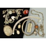 A SELECTION OF ASSORTED SILVER JEWELLERY ITEMS to include an oval fully engraved locket, a cornelian