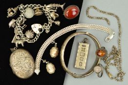 A SELECTION OF ASSORTED SILVER JEWELLERY ITEMS to include an oval fully engraved locket, a cornelian