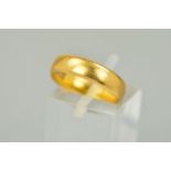 AN EARLY 20TH CENTURY 22CT GOLD WEDDING RING, measuring approximately 4.8mm in width, ring size K,