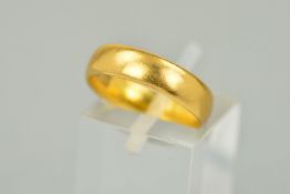 AN EARLY 20TH CENTURY 22CT GOLD WEDDING RING, measuring approximately 4.8mm in width, ring size K,