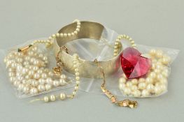 A SMALL SELECTION OF JEWELLERY to include three imitation pearl necklaces (two a/f), two with clasps