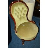 A VICTORIAN WALNUT BUTTONED SPOON BACK CHAIR