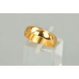 AN EARLY 20TH CENTURY 22CT GOLD BAND RING of plain design with 22ct hallmark for Birmingham 1916,