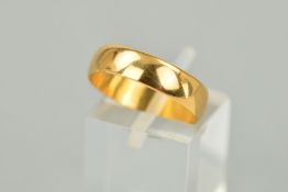 AN EARLY 20TH CENTURY 22CT GOLD BAND RING of plain design with 22ct hallmark for Birmingham 1916,