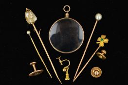 A SELECTION OF MAINLY EARLY 20TH CENTURY GOLD ITEMS to include three pearl stickpins, a four leaf
