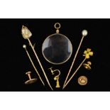 A SELECTION OF MAINLY EARLY 20TH CENTURY GOLD ITEMS to include three pearl stickpins, a four leaf