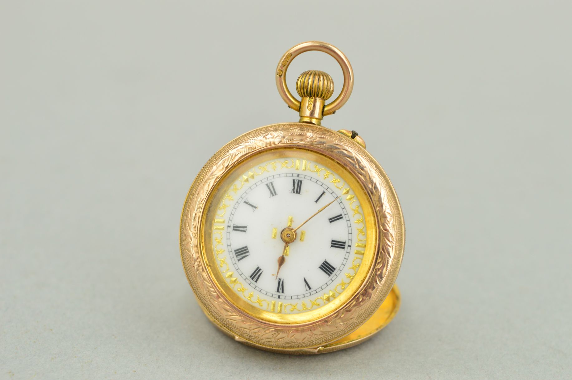 AN EARLY 20TH CENTURY 9CT GOLD SMALL POCKET WATCH, white gold inlaid enamel dial with black Roman