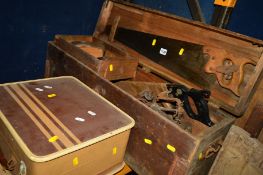 A WOODEN TOOL BOX CONTAINING VARIOUS CARPENTRY TOOLS to include smoothing planes, two saws, etc,