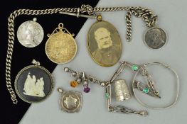 A SELECTION OF JEWELLERY, to include a circular black jasperware Wedgwood pendant, a bracelet with