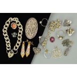 A SELECTION OF JEWELLERY, to include a Chinese design oval brooch, a marcasite ring and single