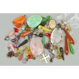 A SELECTION OF JEWELLERY PARTS AND BROKEN JEWELLERY PIECES to include a natural amber pendant, a