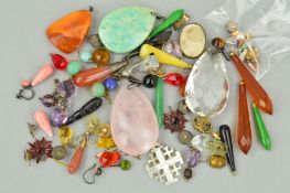 A SELECTION OF JEWELLERY PARTS AND BROKEN JEWELLERY PIECES to include a natural amber pendant, a