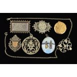 A SELECTION OF JEWELLERY, to include a scrolling floral pendant suspending a cultured pearl, two