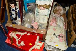 A COLLECTION OF BOXED AND UNBOXED MODERN PORCELAIN COLLECTORS DOLLS, Leonardo, Alberon, Regency etc