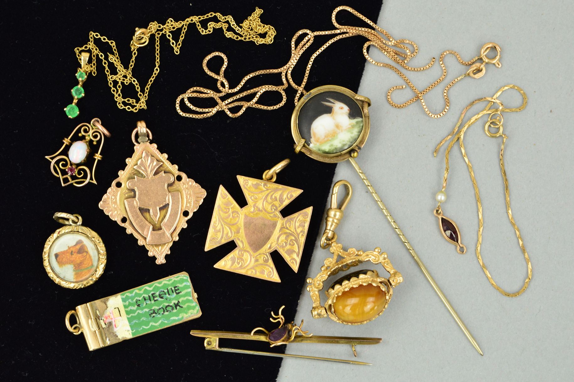 A MISCELLANEOUS JEWELLERY COLLECTION to include a 9ct gold Maltese cross pendant, a modern 9ct