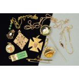 A MISCELLANEOUS JEWELLERY COLLECTION to include a 9ct gold Maltese cross pendant, a modern 9ct