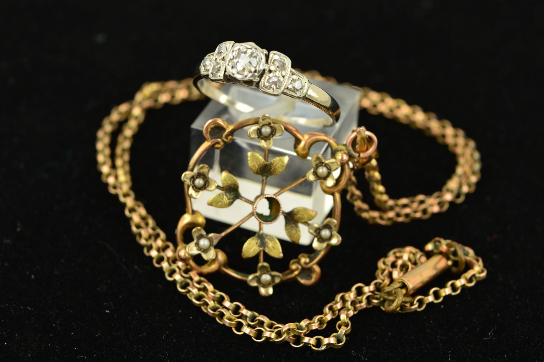 A DIAMOND RING AND AN EARLY 20TH CENTURY 9CT GOLD PENDANT, the ring designed as a central old cut