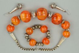 A NECKLACE, BRACELET AND EARRING SUITE, the necklace designed as graduated large orange plastic