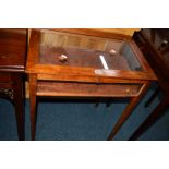 AN EDWARDIAN MAHOGANY GLASS TOPPED DISPLAY CASE on square tapering legs, width 61cm x depth 40cm x