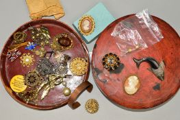 A CIRCULAR BOX OF COSTUME JEWELLERY to include a torque bangle, a paste hatpin, a silver