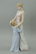 A BOXED LLADRO FIGURE GROUP, 'Someone to Look Up To, No6771, designer Alfredo Llorens, height 35.
