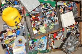 A LARGE QUANTITY OF LOOSE AND ASSORTED MODERN LEGO, includes City and Star Wars items, several