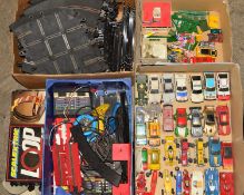 A COLLECTION OF UNBOXED ASSORTED SCALEXTRIC CARS, ACCESSORIES AND TRACK, to include over twenty cars