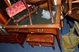 AN EDWARDIAN MAHOGANY AND INLAID DESK with a green leather insert top with a single drawer, width