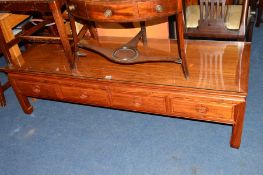 A REPRODUCTION ORIENTAL RECTANGULAR HARDWOOD COFFEE TABLE, with four drawers, width 152cm x depth