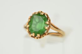 A MID TO LATE 20TH CENTURY GREEN PASTE SINGLE STONE RING, ring size K, hallmarked 9ct gold,