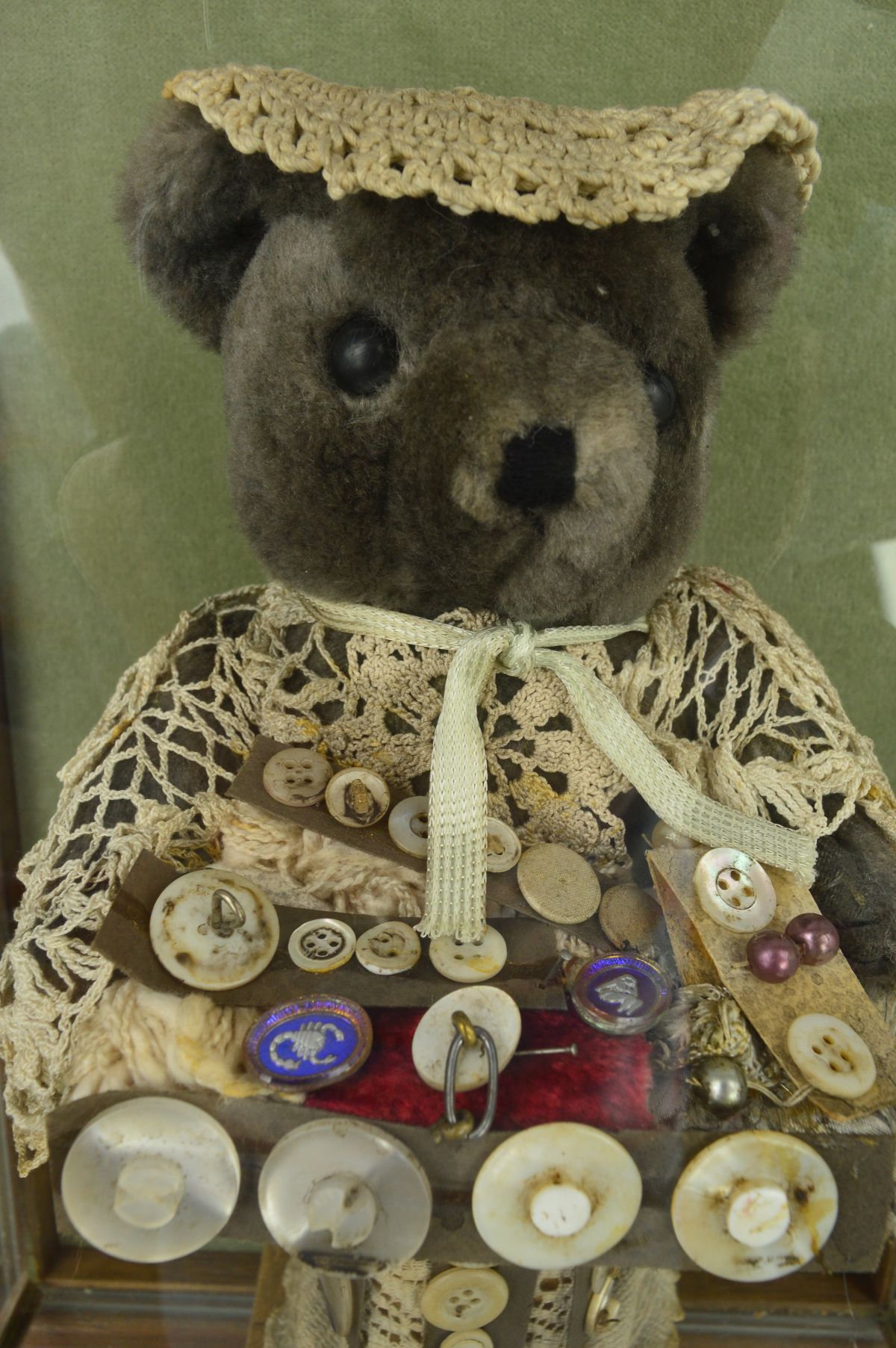 A MODERN GREY PLUSH COLLECTORS BEAR DRESSED AS A PEARLY QUEEN, no makers label, height approximately - Image 2 of 6
