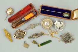 A SELECTION OF MAINLY LATE 19TH TO EARLY 20TH CENTURY JEWELLERY to include a cased cheroot, a