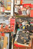A QUANTITY OF BOXED AND UNBOXED HORNBY RAILWAYS AND OTHER OO/HO GAUGE MODEL RAILWAY ACCESSORIES,