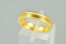 A BAND RING with central wavy polished line to the matt outer surround with 18ct gold convention