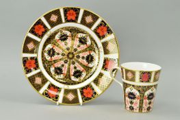 A ROYAL CROWN DERBY IMARI PLATE AND BEAKER, '1128' pattern, diameter of plate 21.5cm and height
