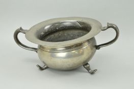 AN 18TH CENTURY GENTLEMANS CHAMBER POT/SPITOON, having two applied handles, sitting on three paw