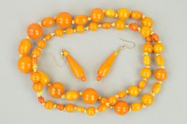 A NATURAL AMBER AND PLASTIC BEAD NECKLACE AND A PAIR OF NATURAL AMBER DROP EARRINGS, the necklace