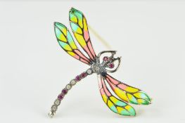 A PLIQUE-A-JOUR AND GEM DRAGONFLY BROOCH/PENDANT, the green, yellow and red plique-a-jour enamel