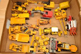 A QUANTITY OF UNBOXED AND ASSORTED LIGHTLY PLAYWORN CONTRACTORS HEAVY PLANT DIECAST VEHICLES, to
