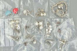 A SELECTION OF SILVER AND WHITE METAL JEWELLERY to include an expandable charm bracelet, two