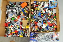 A QUANTITY OF UNBOXED AND ASSORTED LOOSE MODERN LEGO, includes items from the Technics and City