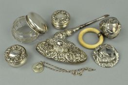 A SELECTION OF MAINLY EARLY 20TH CENTURY SILVER DRESSING TABLE ITEMS AND TWO ITEMS OF JEWELLERY to