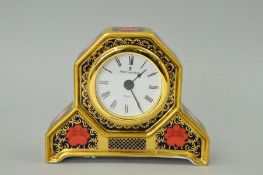 A ROYAL CROWN DERBY OLD IMARI QUARTZ CLOCK, '1128', gold banded pattern, height 10.5cm (seconds)