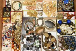 A SELECTION OF COSTUME JEWELLERY to include imitation pearl necklaces, an agate necklace, further