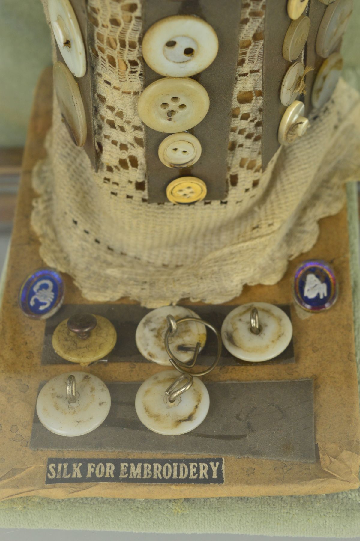 A MODERN GREY PLUSH COLLECTORS BEAR DRESSED AS A PEARLY QUEEN, no makers label, height approximately - Image 3 of 6