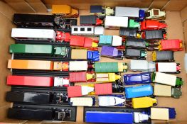 A QUANTITY OF UNBOXED AND ASSORTED MODERN DIECAST VEHICLES, Lledo 'Days Gone', Matchbox and Corgi,